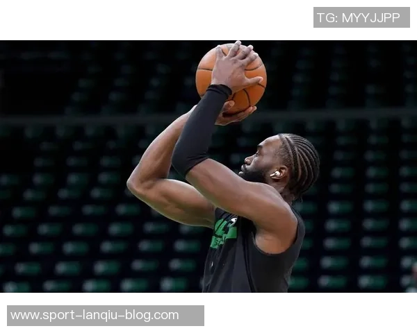 杰伦布朗上半场表现出色10投6中砍下17分正负值高达22助力球队领先